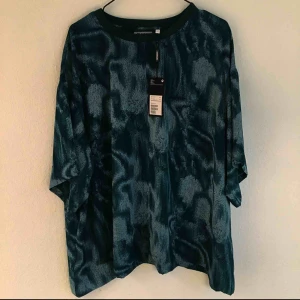  - Mönstrad blus från Weekday. Aldrig använd endast provad, lappen är kvar. Köpt för 400kr. Finns i Stockholm för att mötas upp, om du vill ha den skickad så står du för frakten!✨