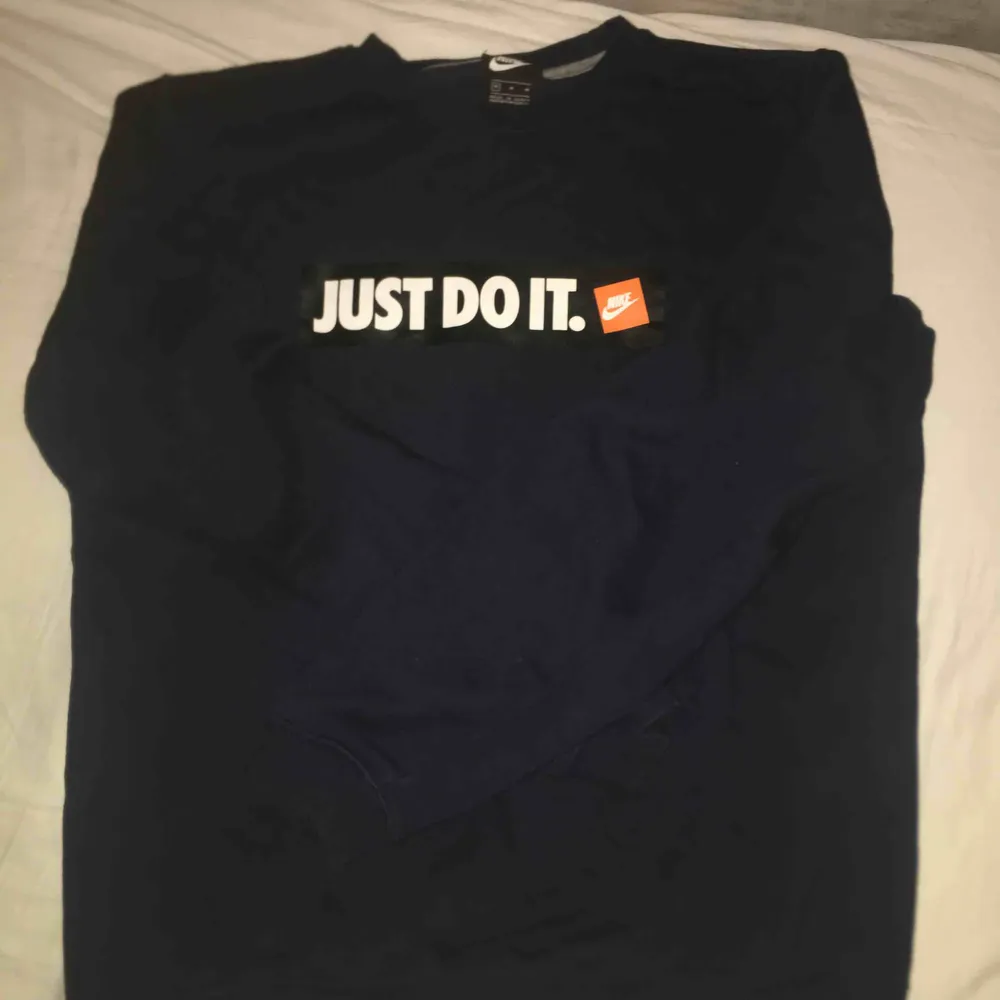Nike ”Just Do It” sweatshirt, lite oversize, nyskick, köpt på Team Sportia, inga noppor, hål eller andra defekter. Köparen betalar frakt. . Hoodies.