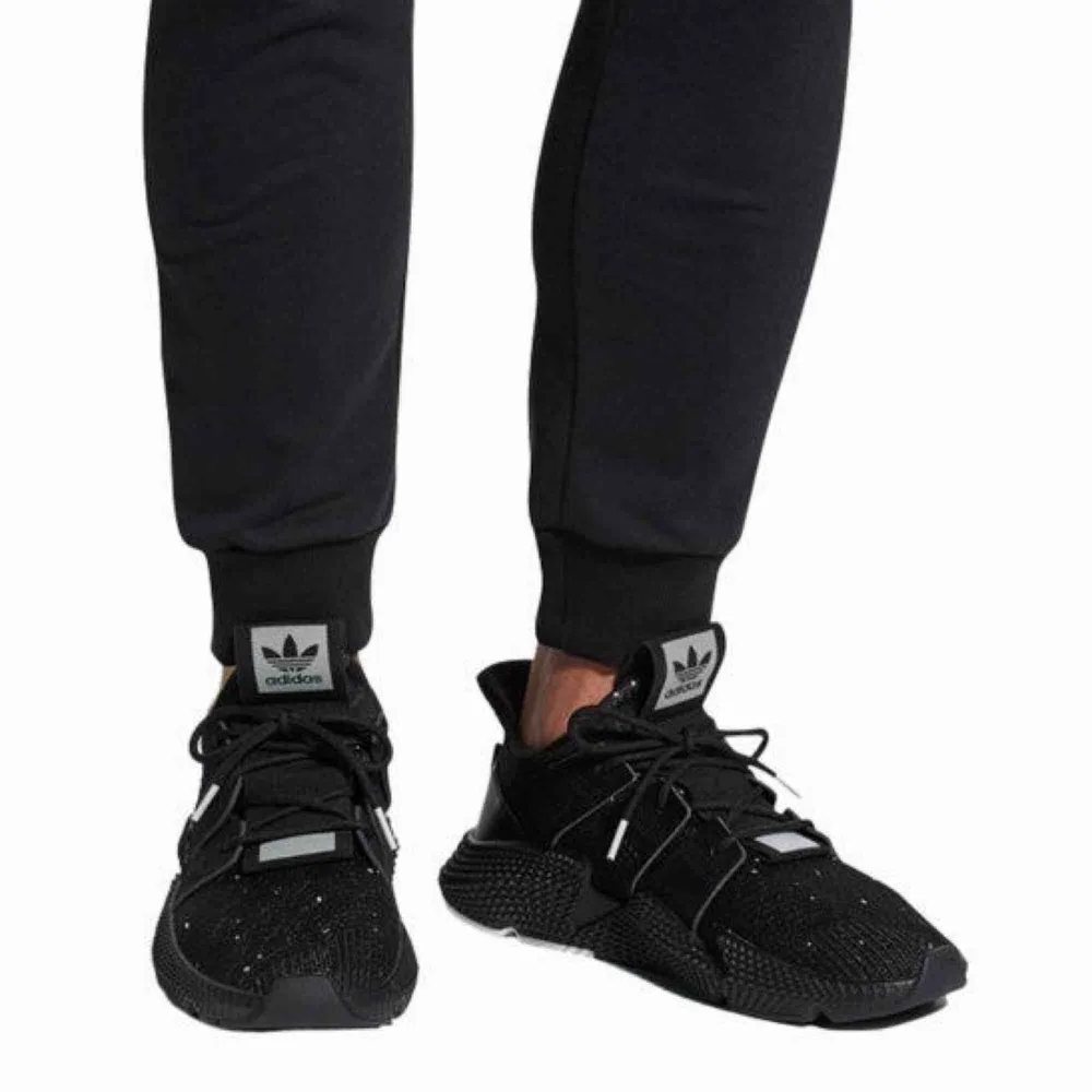 Adidas prophere black med vita detaljer , knappt använda, original pris 1200kr. Skor.