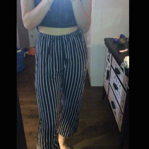  - Högmidjade, marinblå byxor med vita ränder från Brandy Melville. Skönt material, one Size men passar XS/S/M.🍒