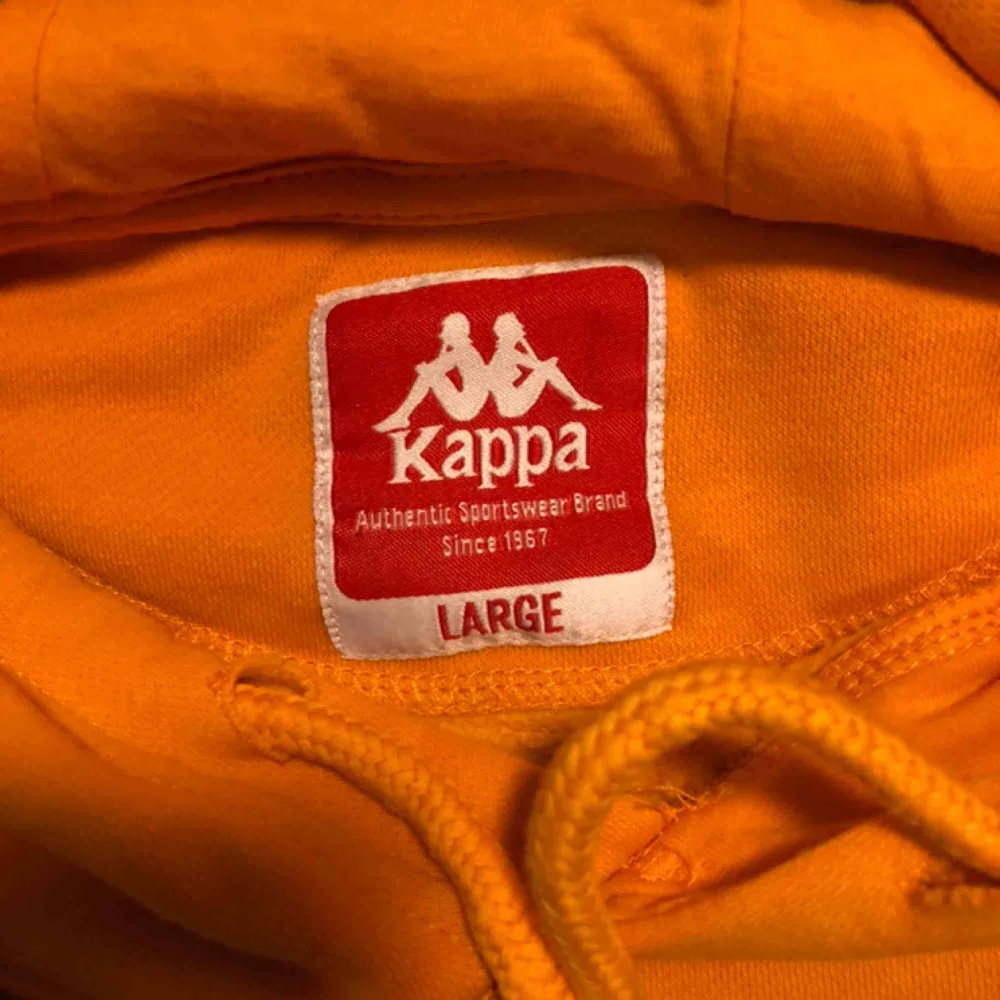 Kappa hoodie i fin orange färg. Den är i storlek L men skulle säga att den är som M. Fint skick.. Hoodies.