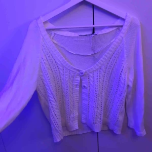  - Gullig croppad vintagekofta som går att stylea upp extremt snyggt, knappt använd :)