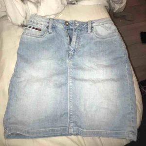 - Riktigt stretchig kjol från Tommy hilfiger, är precis som ny eftersom att den bara är andvänd 3-4 gånger ungefär, nypris 1300 