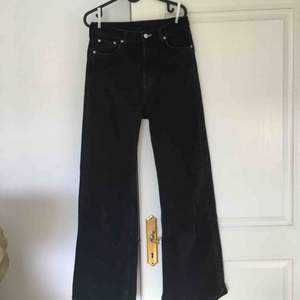 Svarta Ace jeans från weekday! Köparen står för frakt :D Möts gärna upp i Malmö 