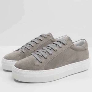  - Säljer mina j Lindberg sneakers i stlr 38! Grå mocka, knappt använda. Lånad bild, kan skicka egna 👍🏼 Nypris 1500, mitt pris 600!!!