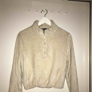  - Jättefin och mysig tröja i storlek m men mera som en s perfekt nu till vintern när det är kallt 