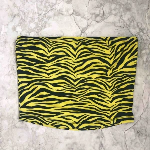  - En helt ny crop top från Bik Bok. Frakten ingår i priset 💫