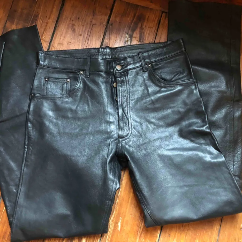 Genuine vintage Leather Pants- size 36 Men inseam length of pants is 90cm and in excellent condition! . Jeans & Byxor.