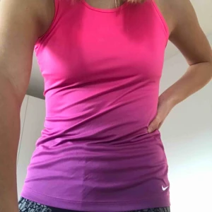 Träningslinne Nike - Träningslinne från Nike.  Använt ett fåtal gånger, mycket fint skick.  Pris kan diskuteras.  Kontakta gärna vid frågor :)