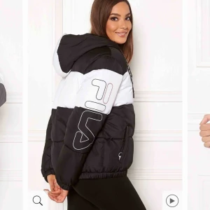  - Oanvänd fila jacka, säljer pga för stor för mig. Storlek M, men oversized.. M/L/XL. Nypris 999  Nupris 500 + frakt 