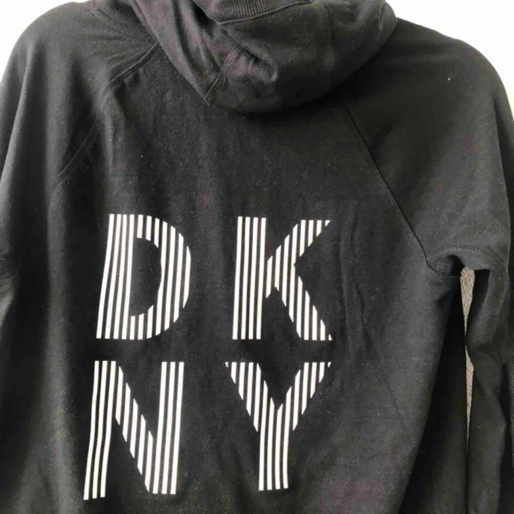 En DKNY hoodie från USA, helt ny med prislapp fortfarande på. Har armbåge. Hoodies.