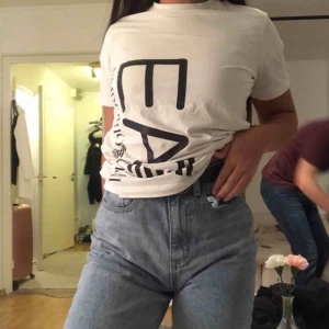 - Min pojkväns Armani tröja. Super fin till både killar och tjejer. Helt vit på ryggen. Använd några gånger därav det billiga priset💞 nytt pris: 1199kr eller 1399kr (minns inte vilket)