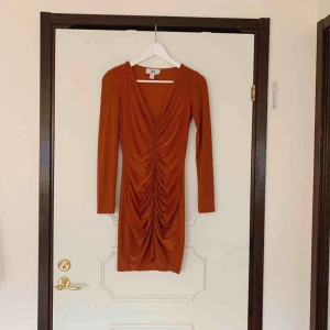  - Sjukt snygg klänning från RebeccaStella! Materialet på klänningen är väldigt bra, och framhäver kurvor fint! Perfekt klänning att ha nu i höst/vinter.  Använt endast 1 gång, i väldigt fint skick! Frakt tillkommer 