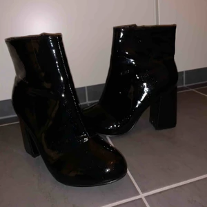  - Högklackade skor i lack, bekväma och använda en gång, säljer pågrund av att jag ej kan gå i klackar🤪