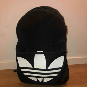  - Ryggsäck från Adidas som jag endast använt ett få tal gånger, den är som ny🧚🏼‍♀️