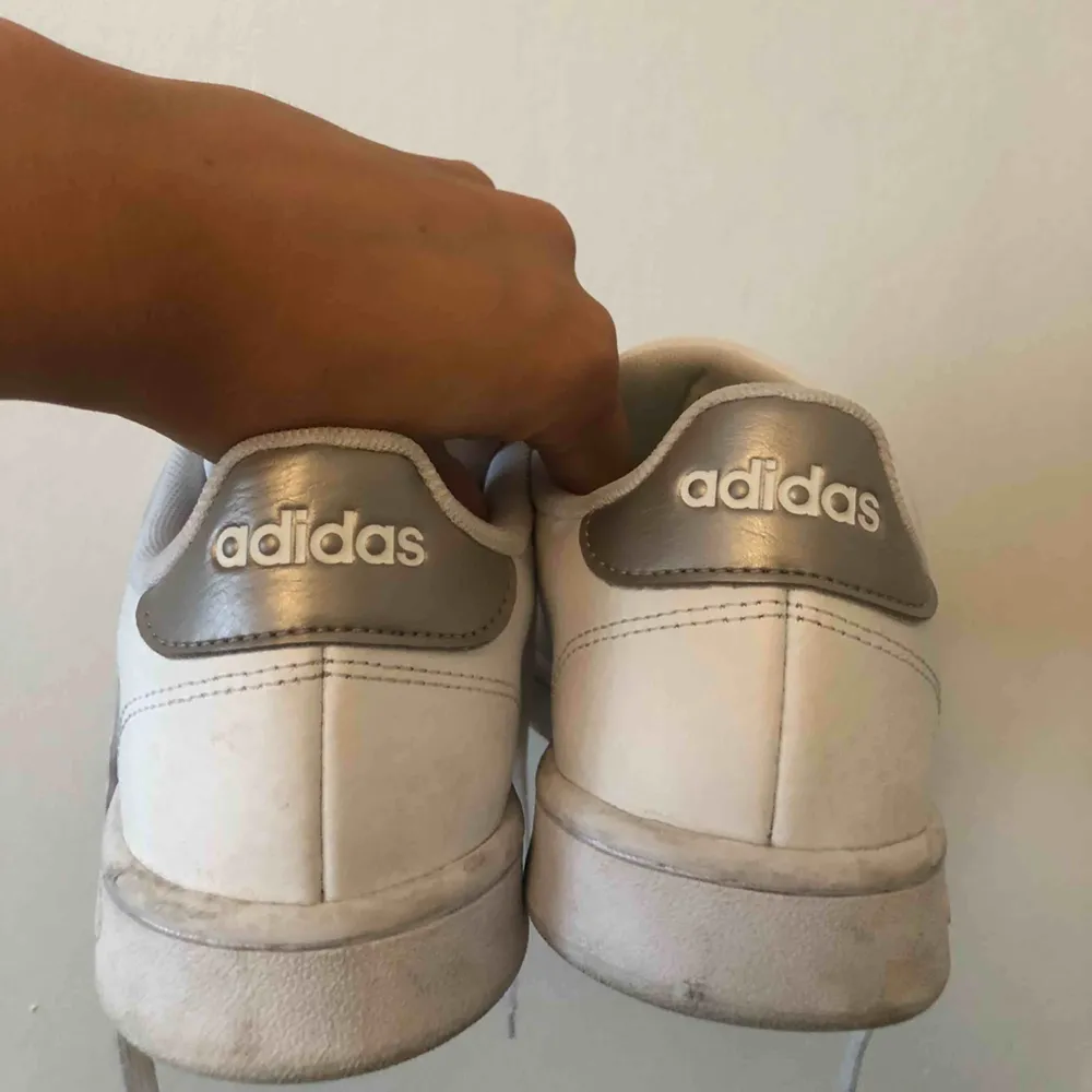 Snygga adidas sneakers, nypris 899kr . Skor.