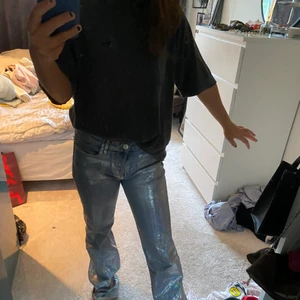 Hugo Boss t-shirt  - En grå t-shirt från märket Hugo Boss! Köpt på second hand men i bra skick! Den är mycket oversidz men bra passform! Frakt tillkommer! 