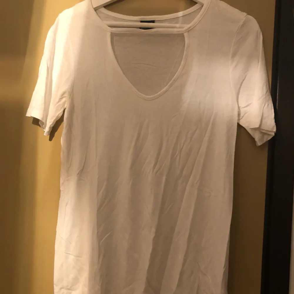 Vit tröja, storlek S. 25 kr   Finns att hämtas i Karlskrona, i stan. Fraktas för 63 kr  . T-shirts.