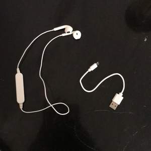 Bluetooth hörlurar som jag säljer eftersom jag redan har ett annat par hörlurar. Frakt 11kr ❤️