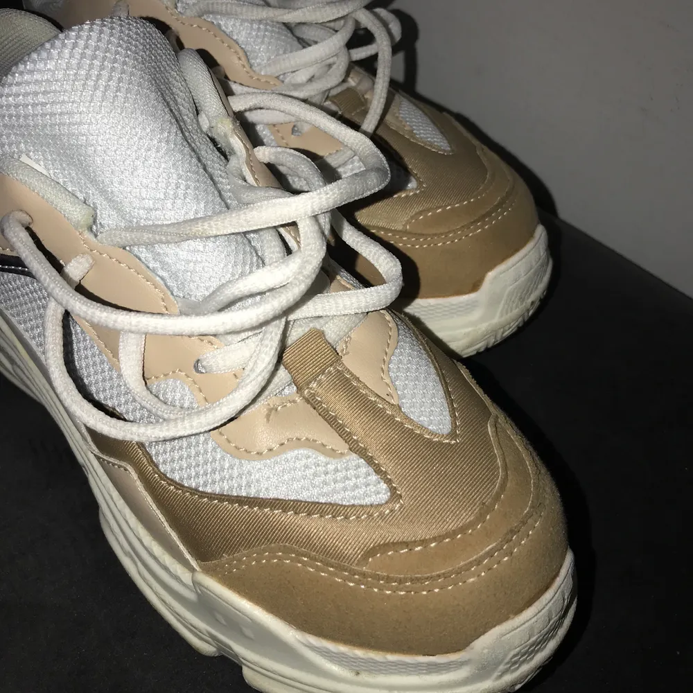 Snygga vita och beige skor, från märket Duffy, sjukt snygga och endast använda två gånger. Säljer för att de är för små🥺 pris kan diskuteras vid snabb affär. Original skokartongen finns även kvar.. Skor.