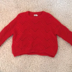 Stickad tröja, storlek M  - En jättemysig tröja från only ( köpt på Nelly) i storlek M. Tröjan är i bra skick och använd ett fåtal gånger. Passar perfekt till hösten🍂😍 