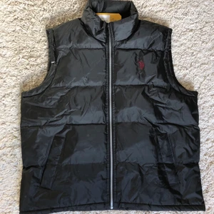 Ralph lauren vest - En skitsnygg puffig väst från ralph lauren!!! Säljer den för att den var för stor på mig :( Supertrending och assnygg i storlek L! Den är stor i storleken och ganska lång, hör av er med frågor💖💖💖