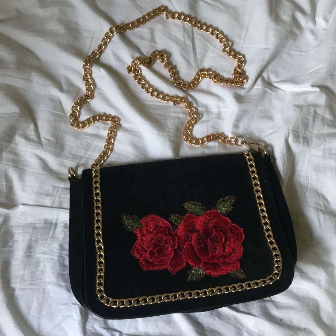 Svart kuvertväska med tryck