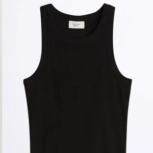 SVART GINA LINNE  - Sååå himla fint Gina linne, ALDRIG andvänt. Köpte för 199kr men har inte andvänt det pga att jag beställde i fel storlek😔 men hoppas någon annan får det till andvändning😍 Säljer det för 70kr! St M