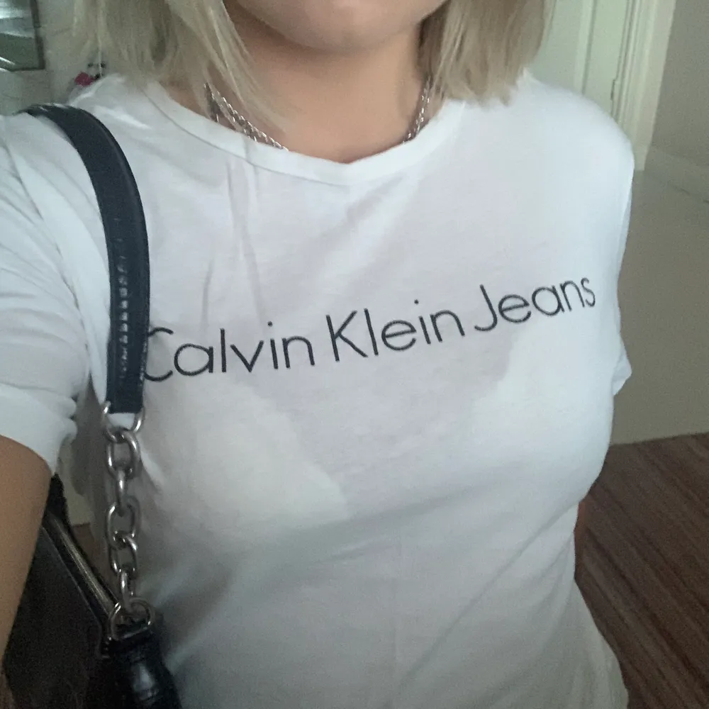 Jättefin vit T-shirt från Calvin Klein! . T-shirts.