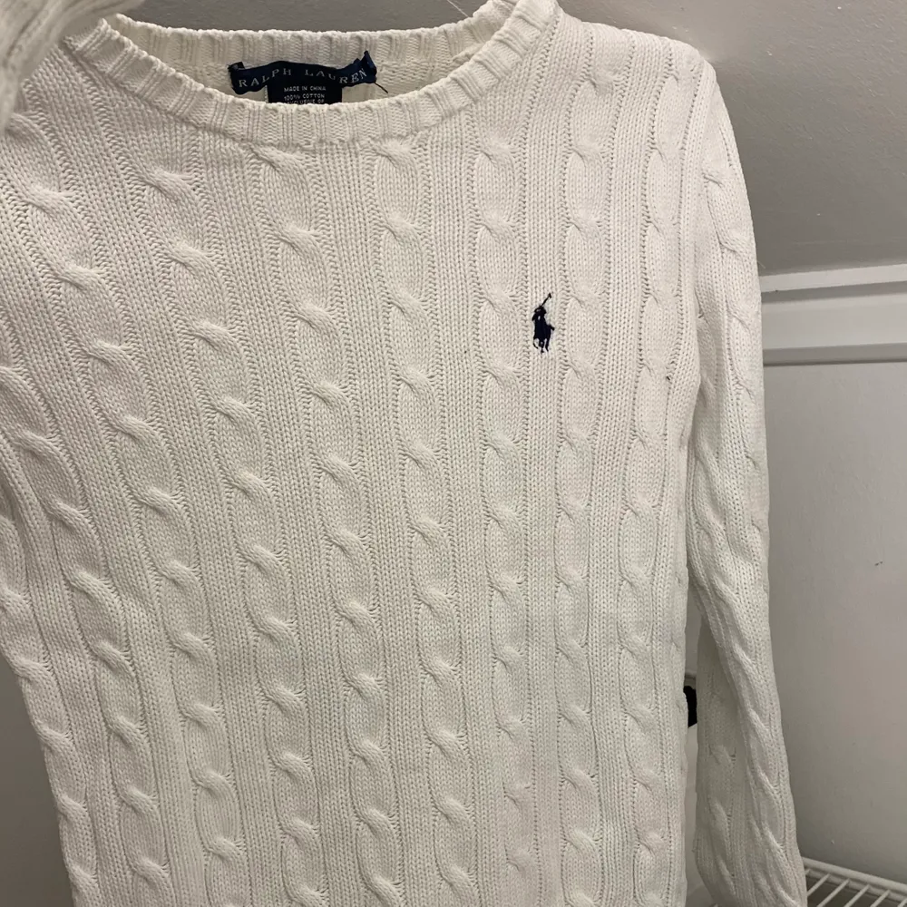 Superfin Ralph Lauren tröja i strl XS men passar även S.   Nypris är 1000kr men säljer för 300kr.  !Köparen betalar frakten!. Tröjor & Koftor.