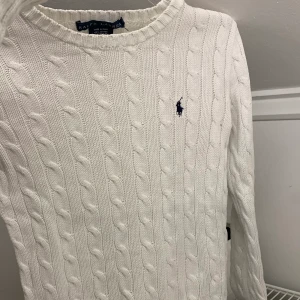 Ralph Lauren tröja i strl XS passar även S - Superfin Ralph Lauren tröja i strl XS men passar även S.   Nypris är 1000kr men säljer för 300kr.  !Köparen betalar frakten!