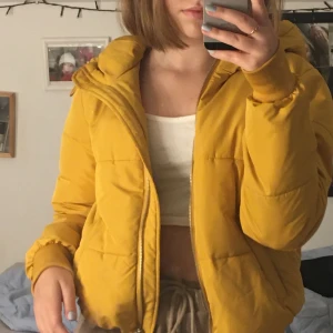 Jacka  - Färgglad jacka som passar perfa nu till vintern! En av mina favvisar men blivit för liten!☀️använd men inga skador eller fläckar! Strl XS, Köparen står för frakt☀️pris kan diskuteras☀️