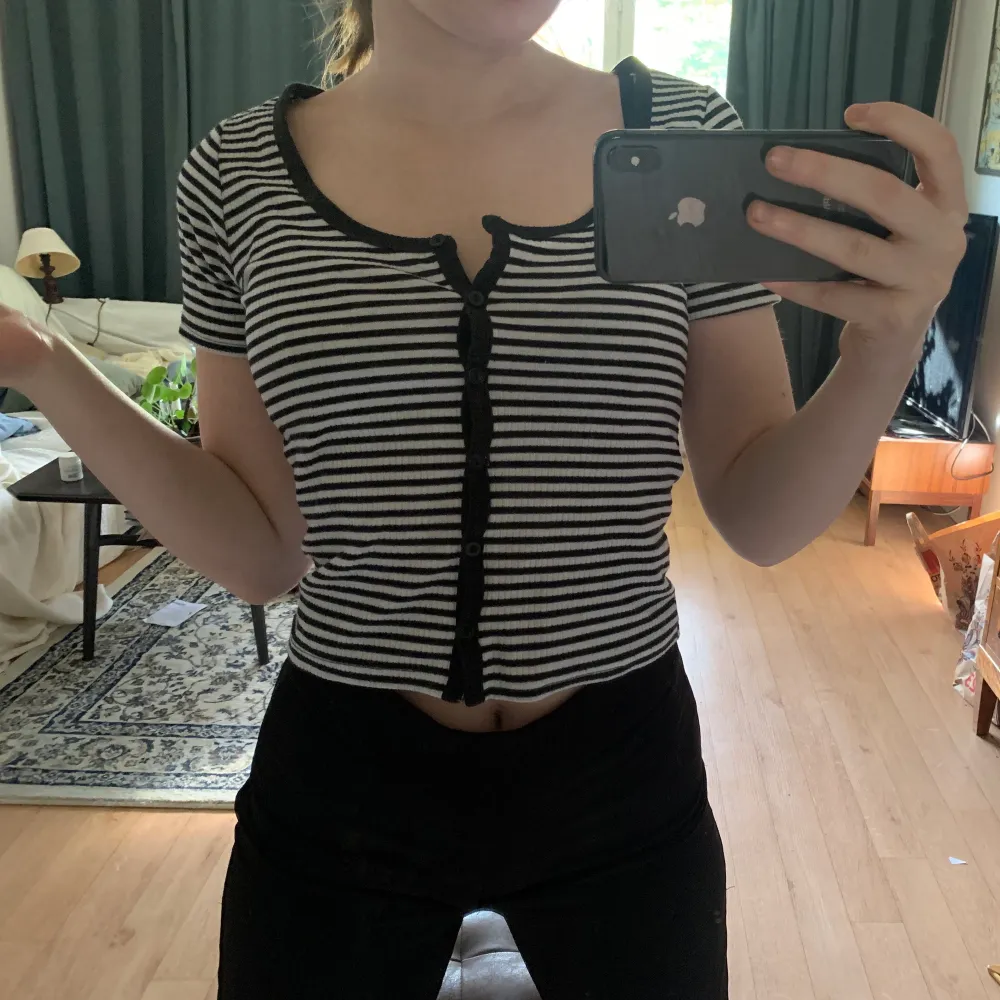 Randig crop top i storlek S, stretchigt material! Väldigt lite använd ☺️ . Toppar.