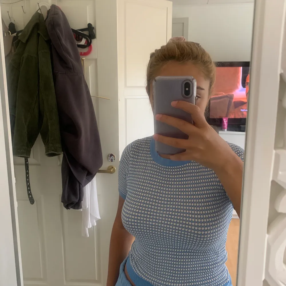 Blå/vit t shirt från zara storlek S. Väldigt skön, ganska varm, stretchig. Använd någon enstaka gång. Passar väldigt snyggt till blå jeans. Ser ut som ny. Fler bilder ges på begäran. . T-shirts.