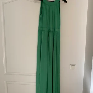 Festklänning st M - Fin festklänning använd en gång, är du 1,68 då passar perfekt. Köpt för 900kr