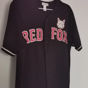 Tröja  - Tröja från Estradeur, svart med knäppning av knappar. Snygg och luftig tröja som passar till det mesta. ✨