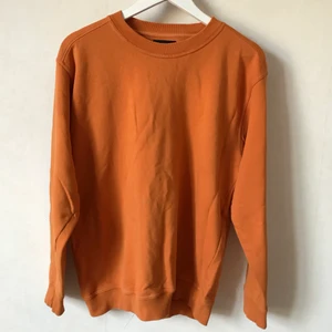 Orange sweatshirt, XS-M - Snygg orange tröja i mjukismaterial! Mörkt M men jag har använt den oversize som XS. Mjuk & skön!  Kan mötas runt Stockholm/Södermalm eller skicka mot fraktkostnad! ✨🌸✨