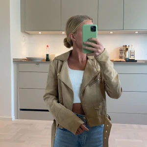 Fake mocka jacka beige  - Fake mocka jacka i beige. Från ivy revel. Endast fotad i. Frakt tillkommer 63kr 