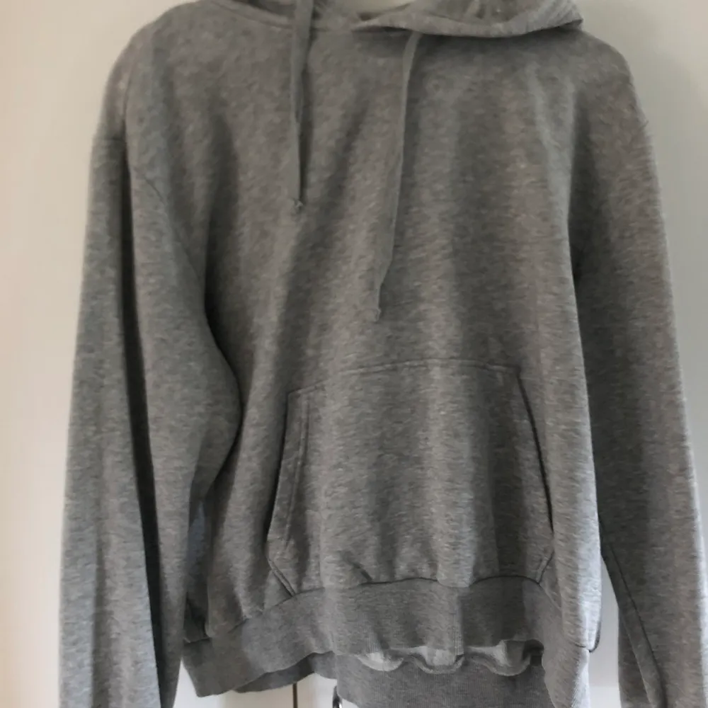 En grå simpel hoodie från h&m. Använd fåtal gånger. Inte jätte tjockt material. Storlek L men inte jätte stor i storleken. Köparen står för frakten.. Hoodies.