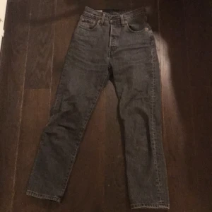 Levis jeans strl 24 - Ett par Levis jeans inköpta för cirka 1 år sedan på Levis. Dem är använda men är nästan som nya. Storleken är 24 i midjan och längden kan jag inte hitta. Nypriset var 1200 kr! Skriv till mig om bud! De är mörkgråa!✨