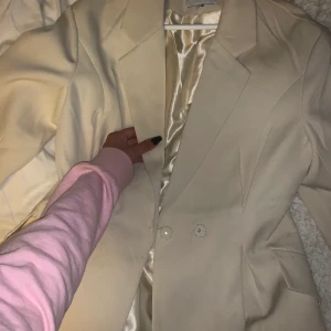 Kavaj från NAKD!! - Säljer min fina kavaj som knappt har används! Den är ifrån NAKD, och är en super snygg kavaj att ha till tex fest! Köparen står för frakten. ☺️ 230kr + frakt 