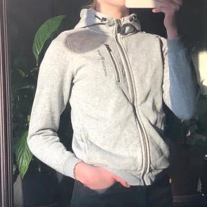 Sail racing munkjacka - Grå Sail racing munkjacka i Stl. 150,  XS. Säljer för att den är för liten. Jätte fint skick, som ny🤍🙃