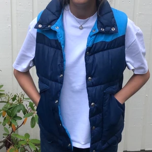 Snygg blå väst! - En till väst, fint skick, storlek Medium, men är oversized för mig som vanligtvis har Medium! Perfekt till hösten! Köpt vintage vilket knappast märks. Köparen står för frakten.