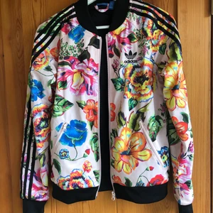 Adidas hoddie strl S - Sypersnygg och bekväm hoddie som passar för alla tillfällen:)