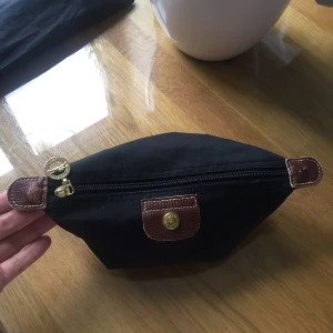 Longchamp necessär - Lite slitage därav priset. Självklart äkta. 11kr frakt. 