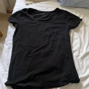 T-shirt  - Svart t-Shirt från newbody! Storlek M skulle säga S! ❤️  aldrig använd, kan mötas upp i Eskilstuna eller postas! 