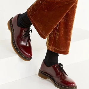 Dr Martens, vegan, oxblood/cherry, 38 - Ett par dr Martens i färgen oxblood/cherry. Veganska. Storlek 38 och true to size. Nypris ca 1500kr, säljer för halva priset. Använda max tre gånger, så väldigt fint skick! Kan postas mot porto eller mötas upp i Sthlm.
