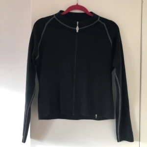 Kofta med dragkjedja - Kofta med dragkjedja från Saint James. Har en cool fiskdetalj på dragskjedjan och vita sömmar. Står ingen storlek men jag skulle säga att den passar en S-M bäst. Men beroende på hur man vill att den ska sitta så hade det funkat för andra storlekar med. kan mötas upp i Uppsala annars står köparen för frakt 😊