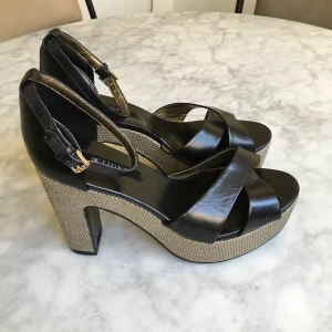 Tiger of Sweden högklackade sandaler - Helt oanvända högklackade sandaler i läder. 10 cm klack. 