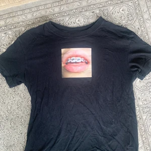 2 tshirts - En Nike T-shirt och en shawn mendes T-shirt, bra skick